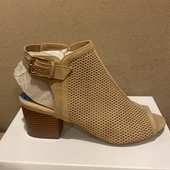 Unisa tan ankle strap block heel shoes with a peep toe. Gold buckle size 7.5 NWT - Picture 6 of 10